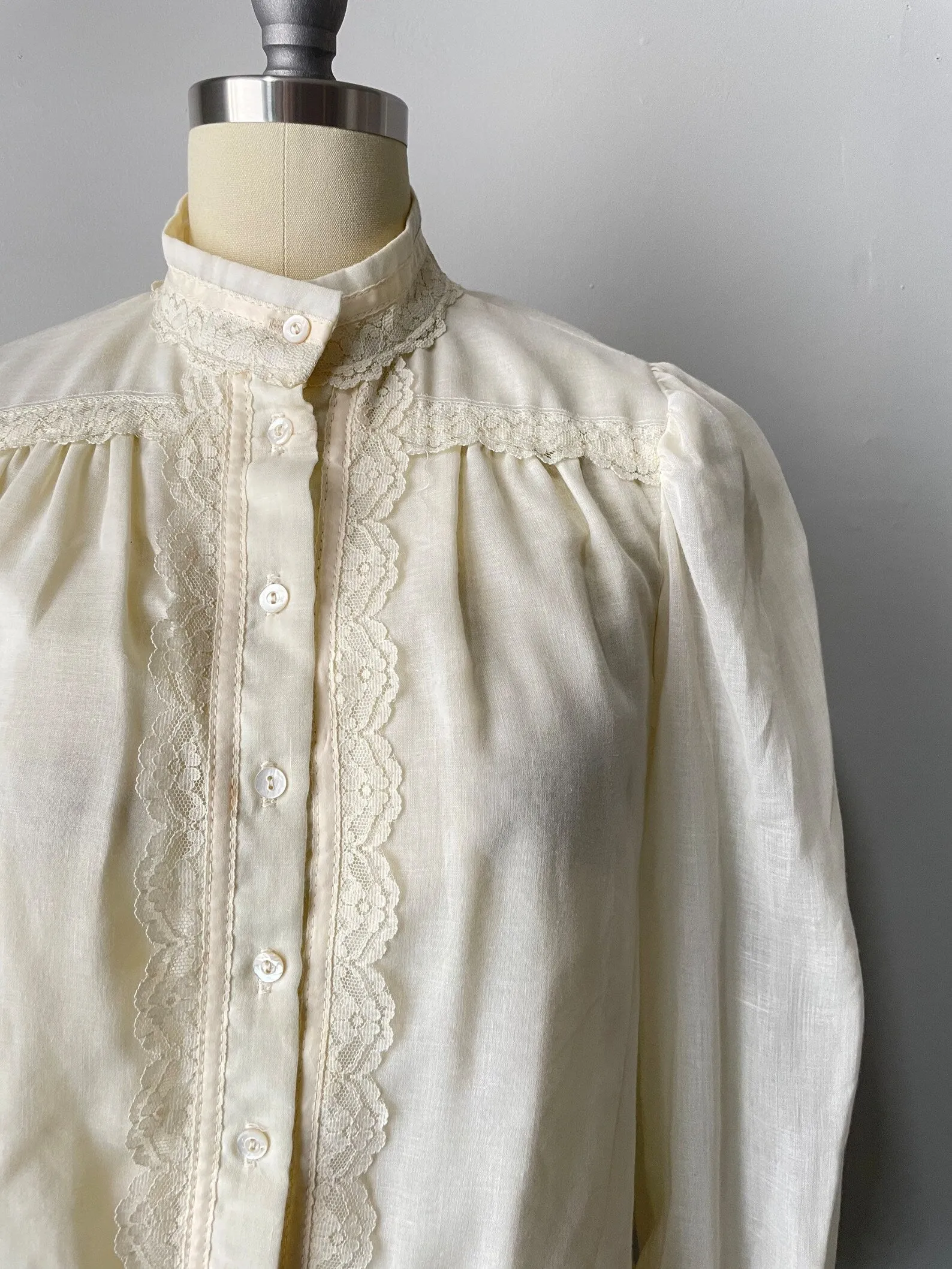 1970s Gunne Sax Blouse Cotton Lace Peasant Top S