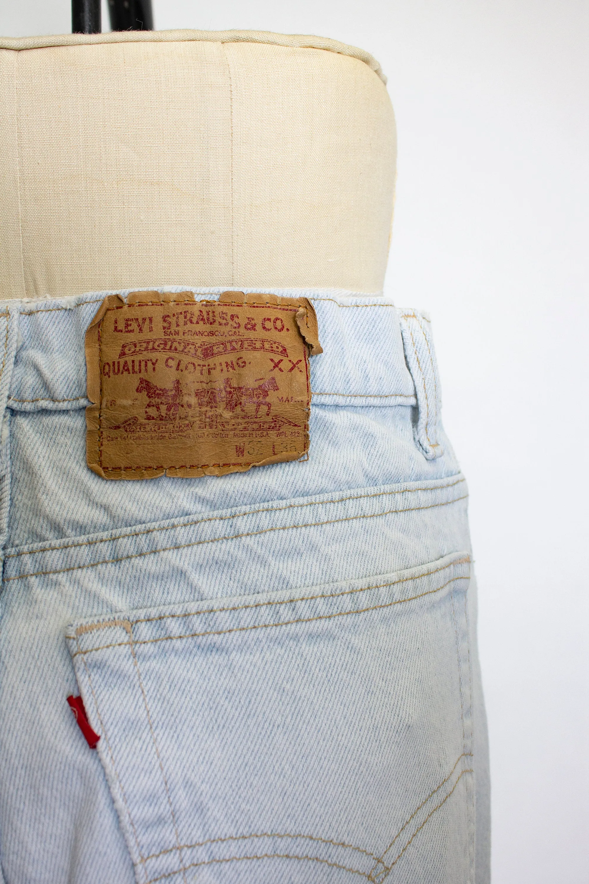 1990s Levi's JEANS Denim Slim Fit Tapered Leg High Waist 31" x 30"