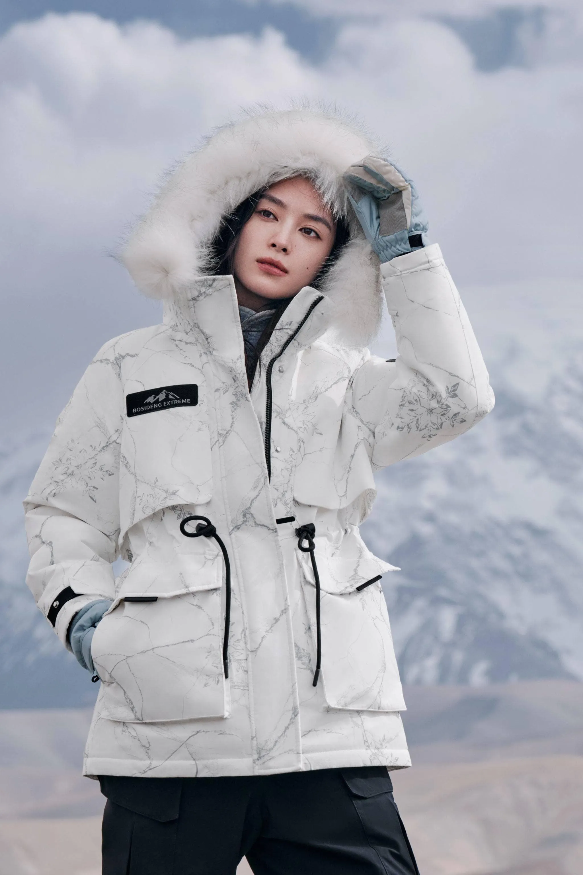 Women’s classic extreme goose down jacket with fur hood